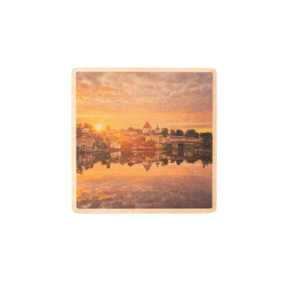 Lasinalunen. Kuvassa aurinkoinen juhannus aamu. Järvimaisema.