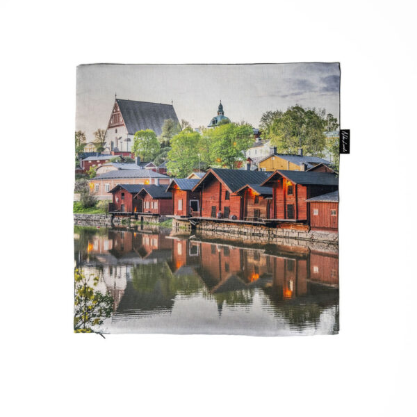 Koristetyynynpäällinen Kirkko ja aitat